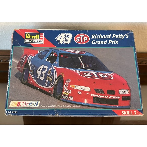 Revell Model Kit #43 Richard Petty's STP Grand Prix 1:24 Scale - Picture 1 of 2